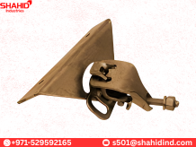 Scaffolding board retaining coupler with plate for securing working platforms